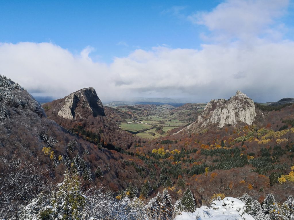 Roche Tuilière et Sanadoire entre l'automne et l'hiver en Auvergne (région Auvergne Rhône-Alpes), France