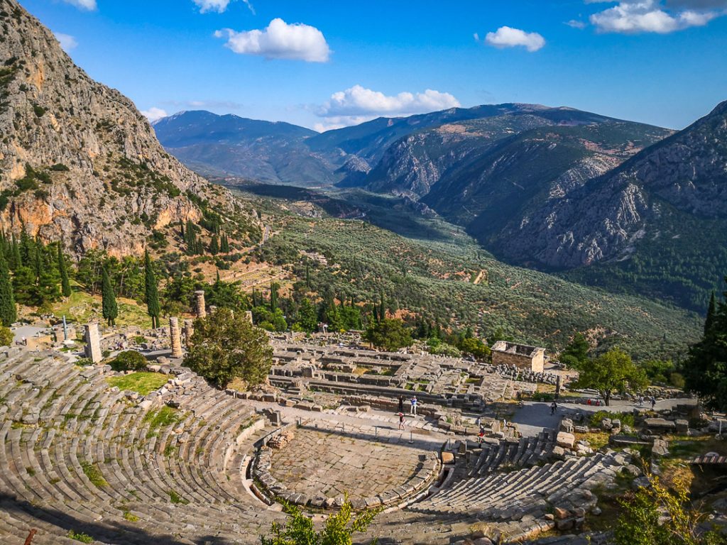 Vue sur l'amphithéâtre et les montagnes de Delphes en Grèce