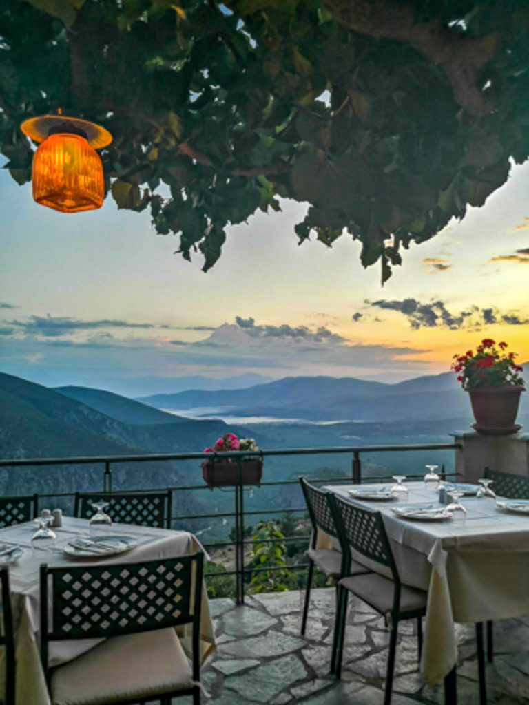Restaurant to patriko Mas à Delphes et sa magnifique terrasse, Grèce continentale
