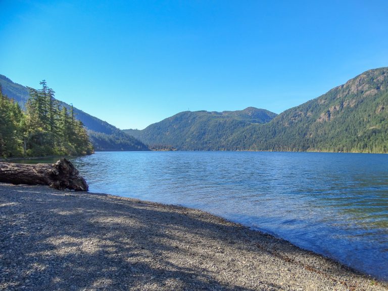 Lac Cameron sur la route de Cathedral Grove sur l'île de Vancouver en Colombie Britannique au Canada