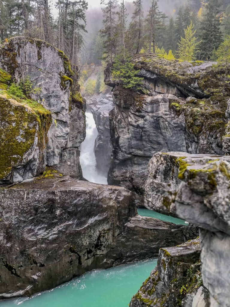 Nairn Falls et sa couleur bleue. Cascade de Colombie Britannique au Canada.