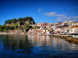 Vue sur la vieille ville et la forteresse de Parga en Grèce