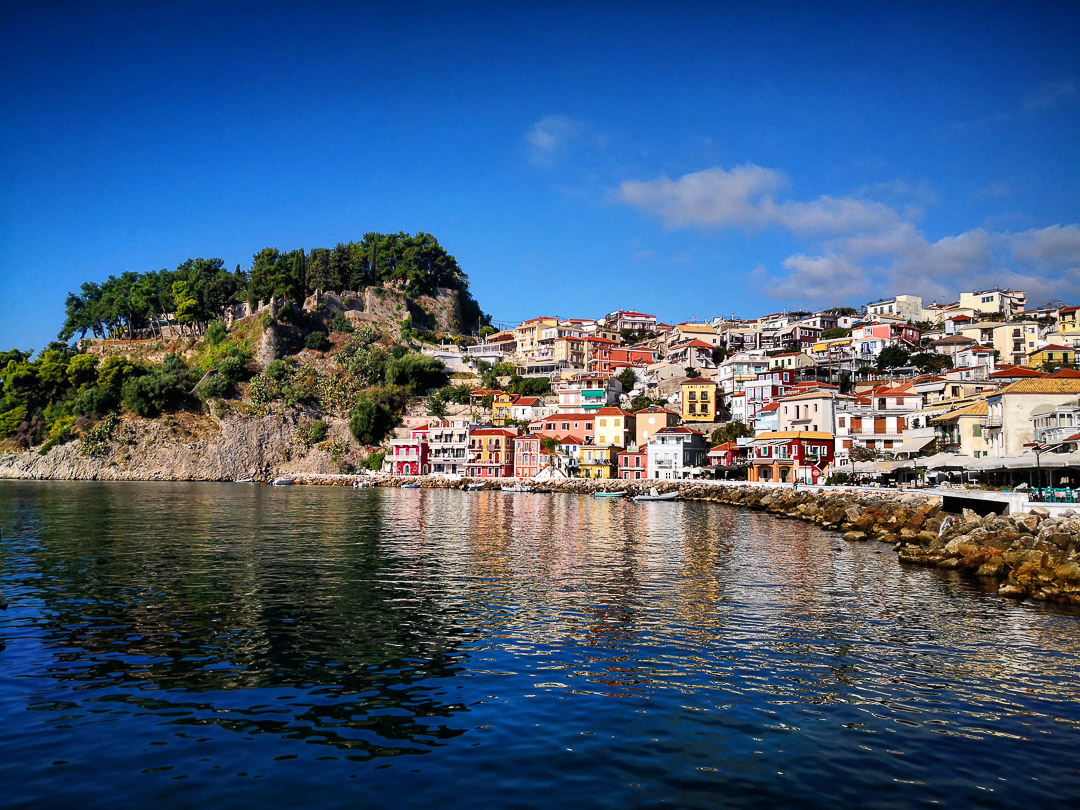 Vue sur la vieille ville et la forteresse de Parga en Grèce