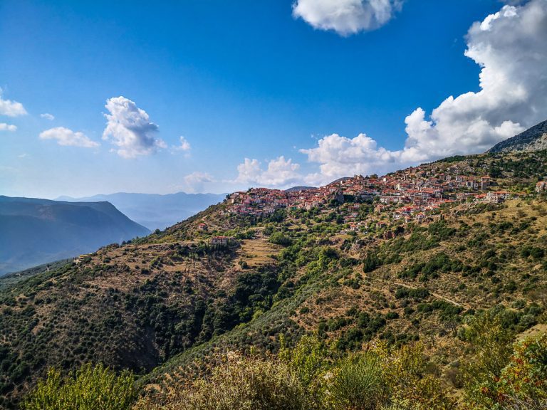 Vue sur le village d'Arachova, près de Delphes en Grèce continentale