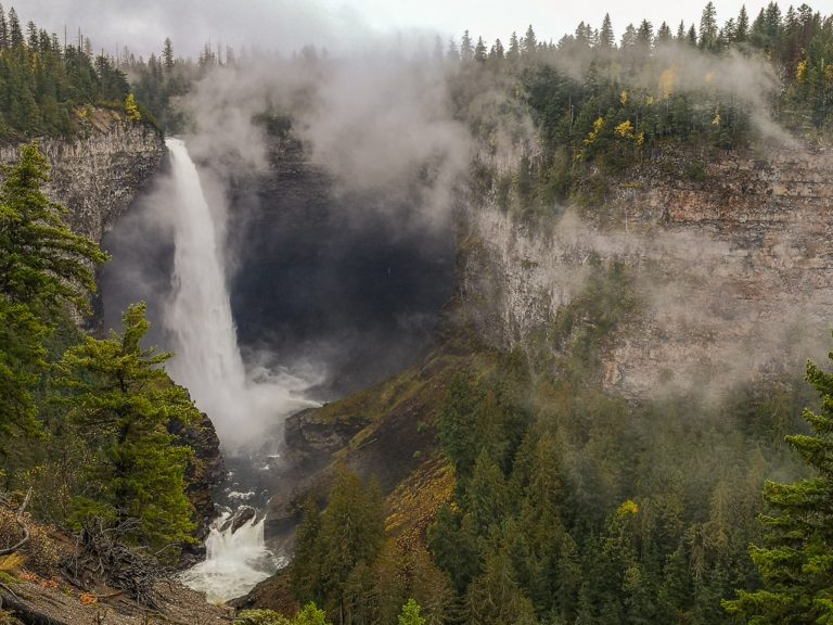 Helmecken falls aux couleurs d'automne dans le parc provincial du Wells Gray au Canada