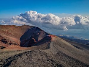Randonnée sur les hauteurs de l'Etna, volcan actif de Sicile en Italie