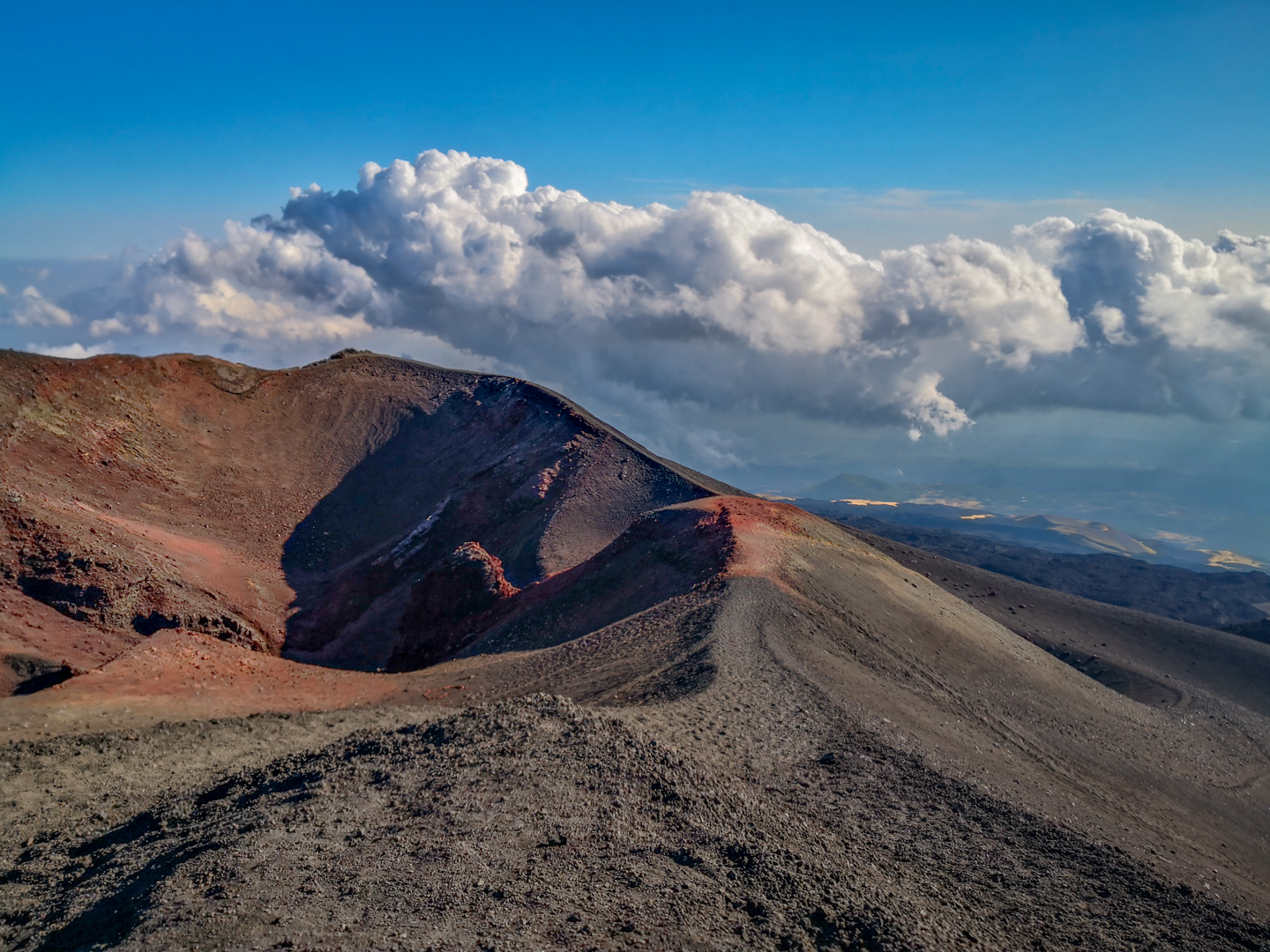 Randonnée sur les hauteurs de l'Etna, volcan actif de Sicile en Italie