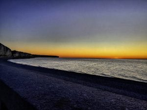 Coucher de soleil sur la plage de Fécamp en Normandie, France
