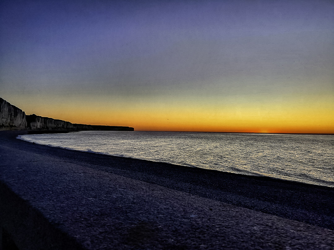Coucher de soleil sur la plage de Fécamp en Normandie, France