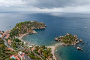 Balade dans la magnifique isola belle à Taormina, en Sicile, Italie.