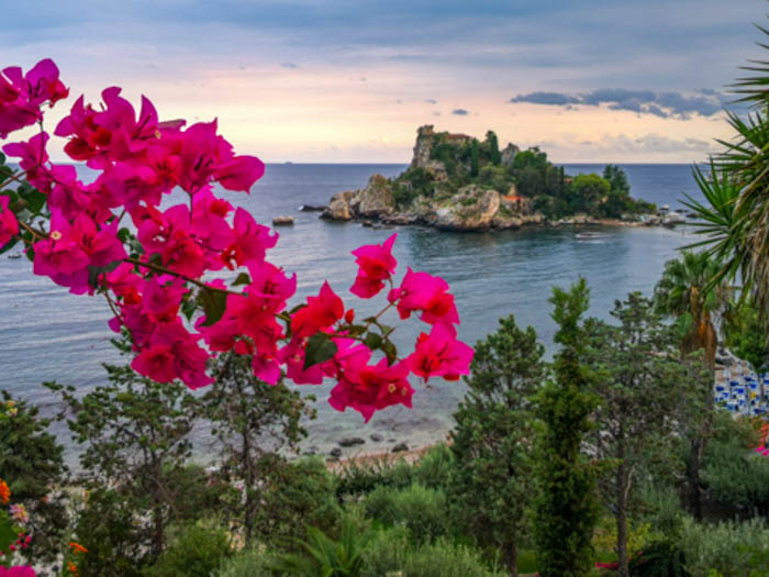 Balade dans la magnifique isola belle à Taormina, en Sicile, Italie.