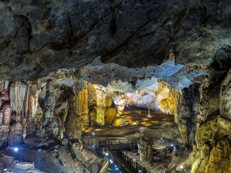 Intérieur de la grotte du paris au sein du parc national du Phong Nha Ke Bang au Vietnam