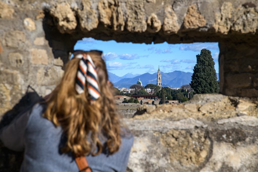 Vue sur les montagnes environnantes depuis les vestiges de Pompéi près de Naples en Italie