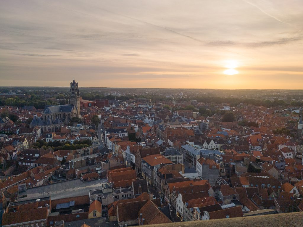 Coucher de soleil depuis les hauteurs du beffroi de Bruges en Belgique