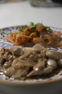 Recette de poulet sauce huître et tagliatelles de carottes à la coriandre
