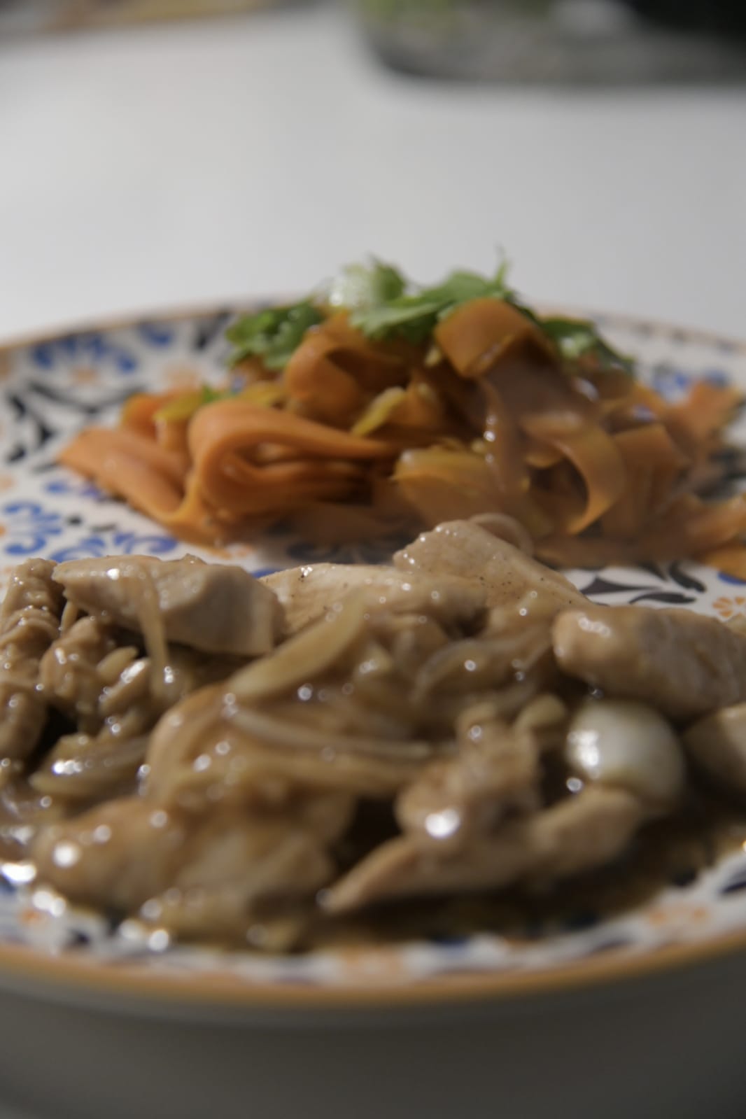 Recette de poulet sauce huître et tagliatelles de carottes à la coriandre