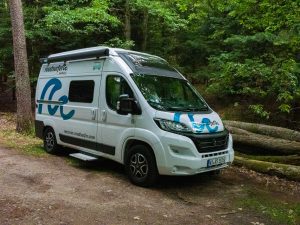 Van de location loué par la compagnie Road surfer
