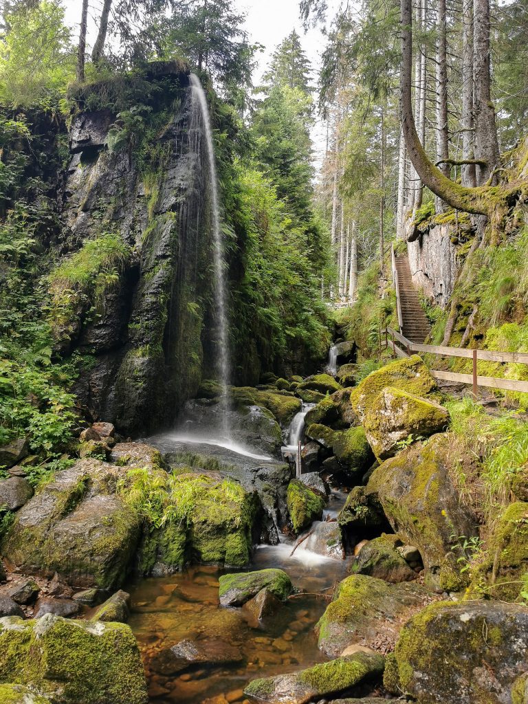 Cascade féérique en forêt noire - Menzenschwander Waterfall en Allemagne