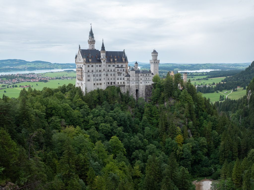 Vue depuis le pont de Marie sur le château de Neuschwanstein et sa vallée