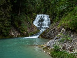 Eau bleu des Wasserfall Obernachkanal en Allemagne