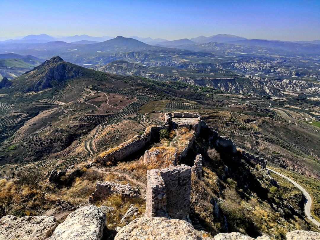 Site de l'Acrocorinthe en Grèce et vue sur la région du Péloponnèse.