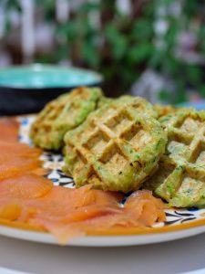 Gaufres salées aux courgettes, servies avec du saumon fumé et une sauce aux herbes