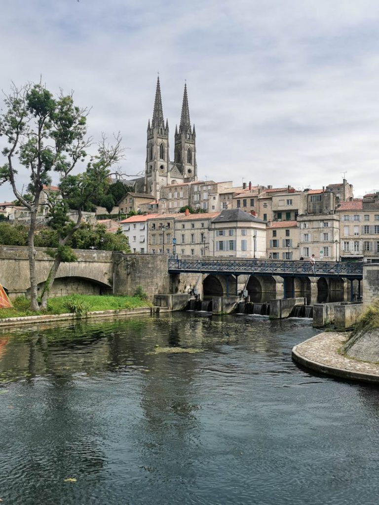 Vue sur Niort depuis la Sèvre Niortaise dans le département des Deux-Sèvres en région Nouvelle-Aquitaine en France