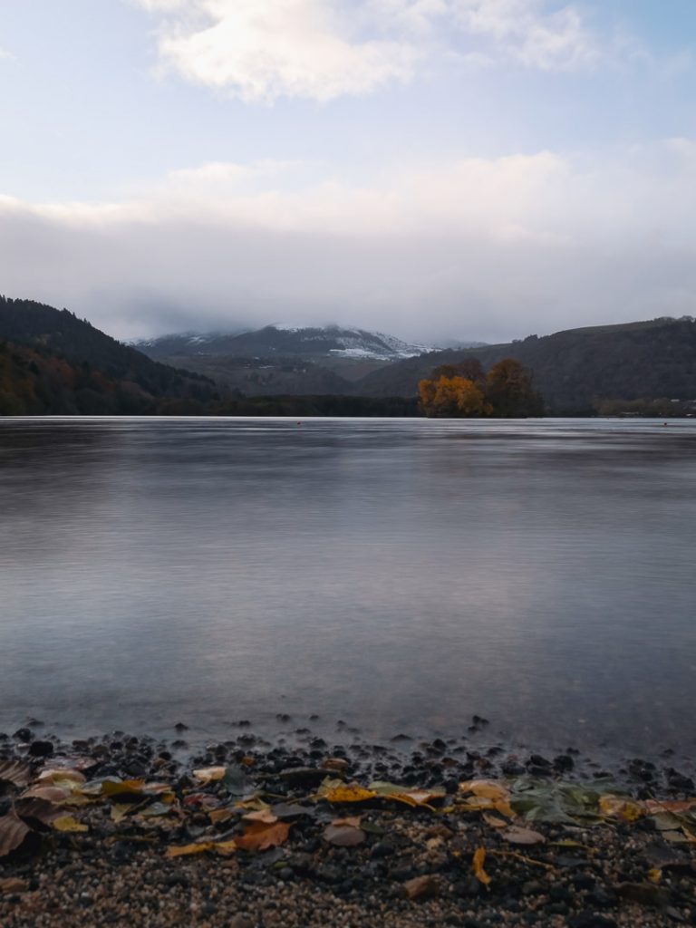 Lac de Chambon aux couleurs d'automne situé en Auvergne, France