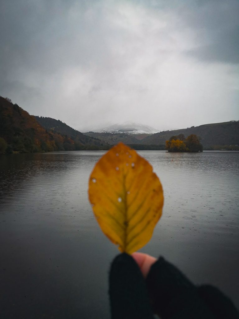 Lac de Chambon aux couleurs d'automne situé en Auvergne, France