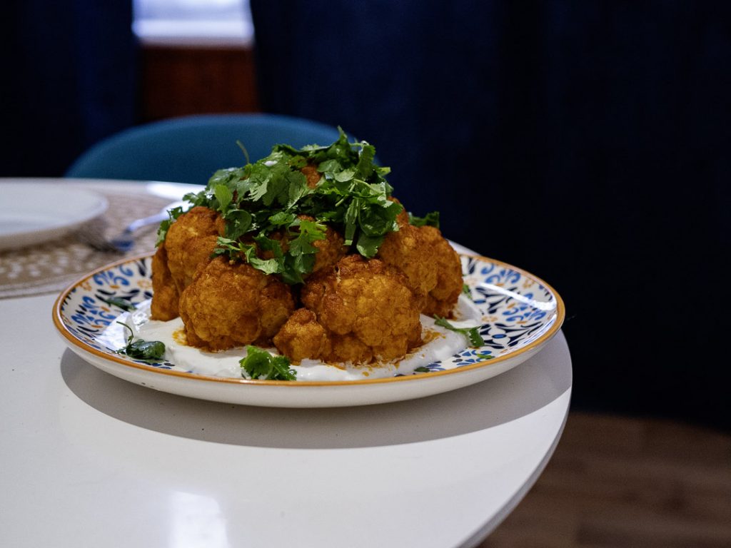 Recette de chou-fleur rôti aux épices servi avec une sauce au yaourt