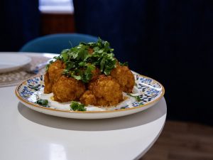 Recette de chou-fleur rôti aux épices servi avec une sauce au yaourt