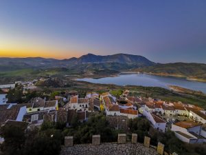 Fin de journée dans le charmant village de Zahara de la Sierra en Andalousie, Espagne