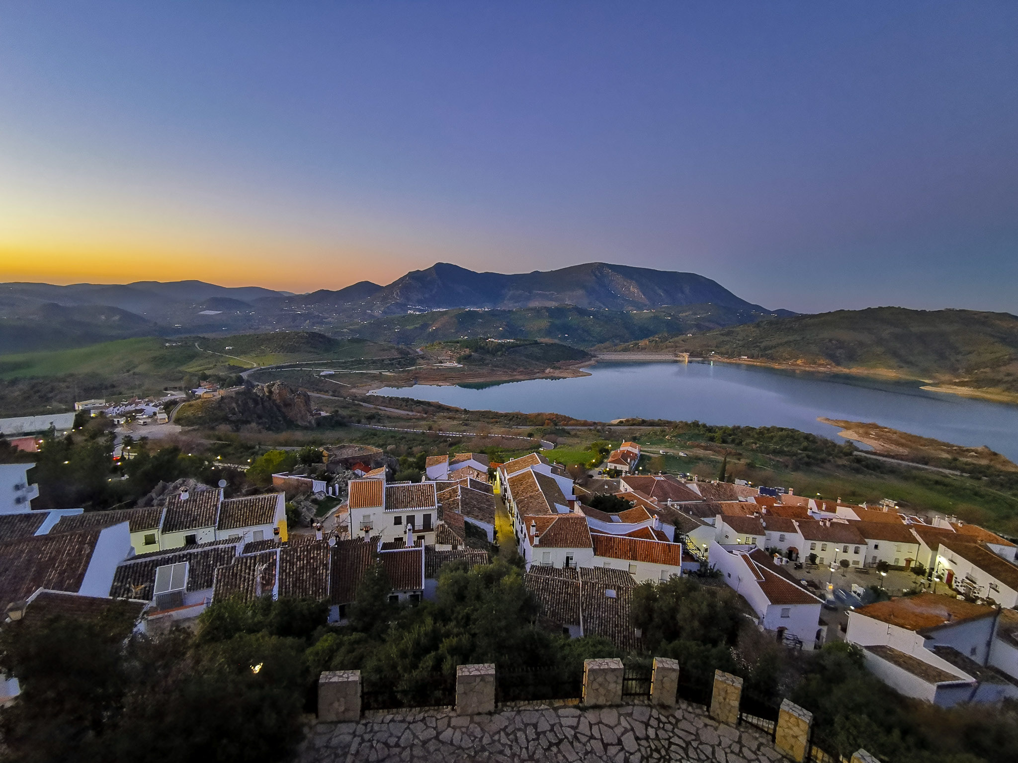 Fin de journée dans le charmant village de Zahara de la Sierra en Andalousie, Espagne