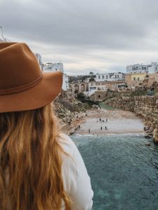 Visite du joli village de Polignano a Mare dans les Pouilles en Italie