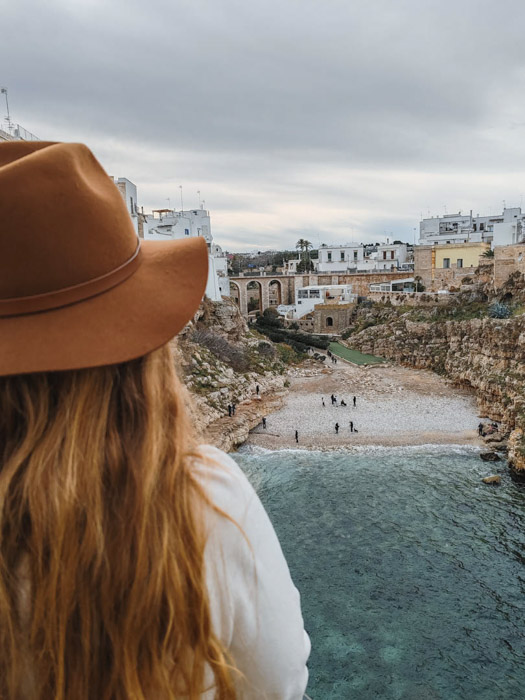 Visite du joli village de Polignano a Mare dans les Pouilles en Italie