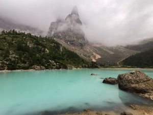 Le magnifique lac de Sorapiss dans la brume et son eau glaciaire, Dolomites, Italie.
