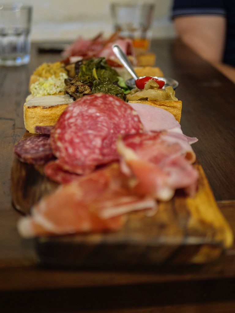 Prosciutteria – Cantina dei Papi dans le quartier de la fontaine de Trevi à Rome, Italie