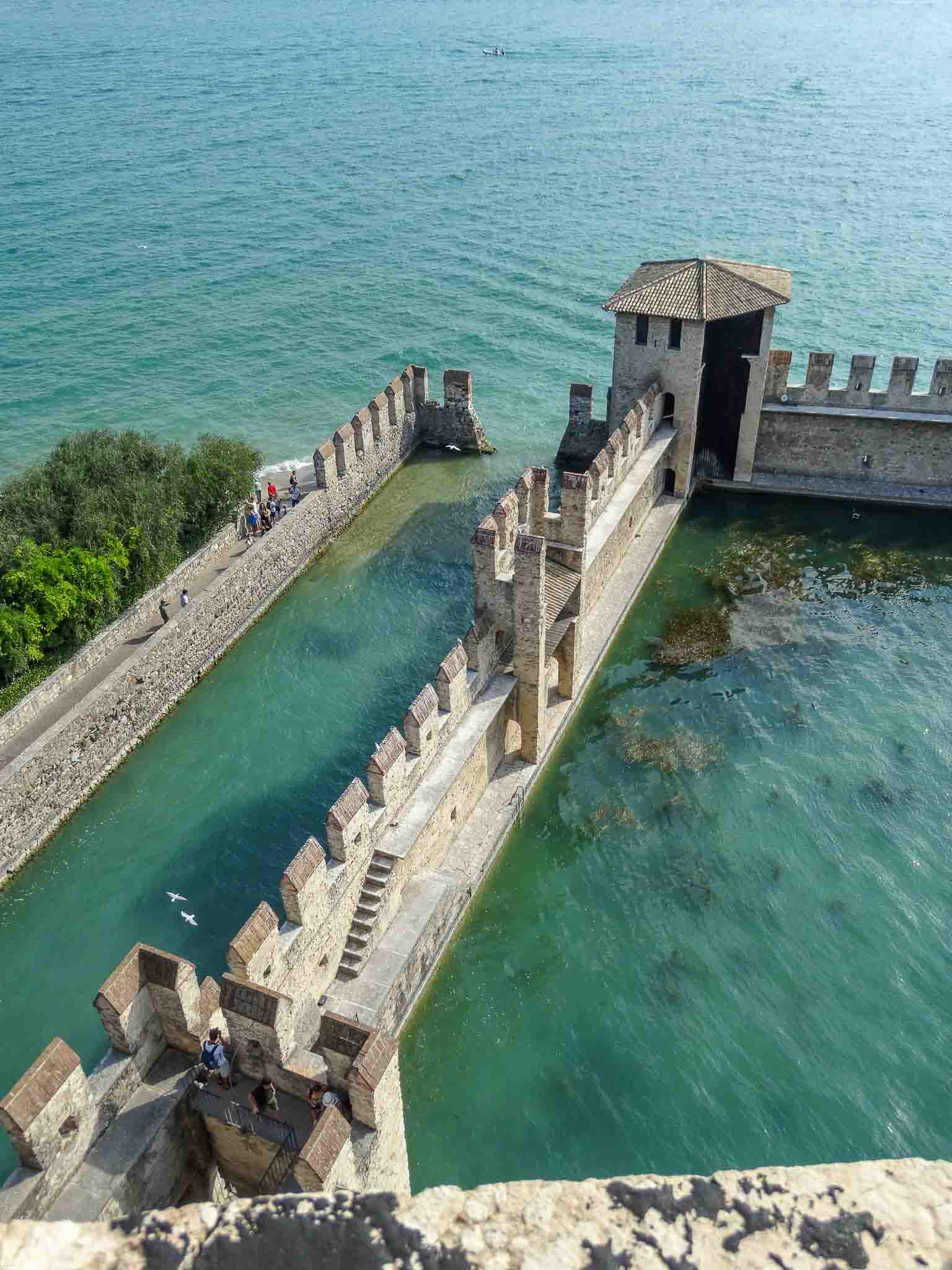 Visite du château de Sirmione avec sa vue sur le lac de Garde en Italie