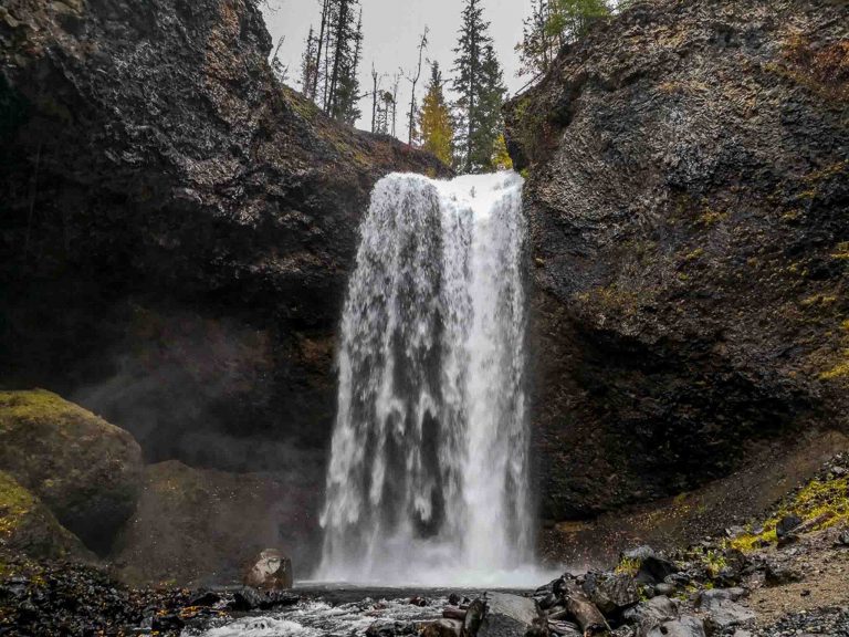 Les surprenantes Moul Falls dans le parc du Wells Gray au Canada