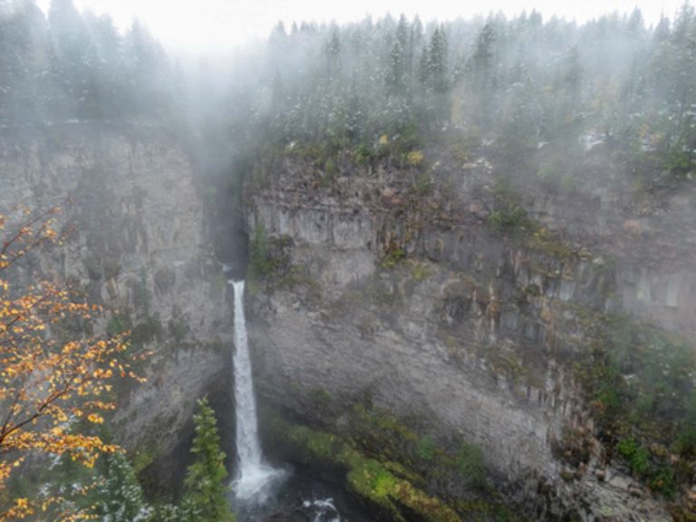 Les magnifiques Spahats Creek Falls dans le parc national du Wells Gray au Canada