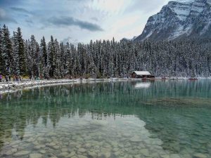 Reflets enneigés sur le lac Louise dans le parc national de Banff au Canada