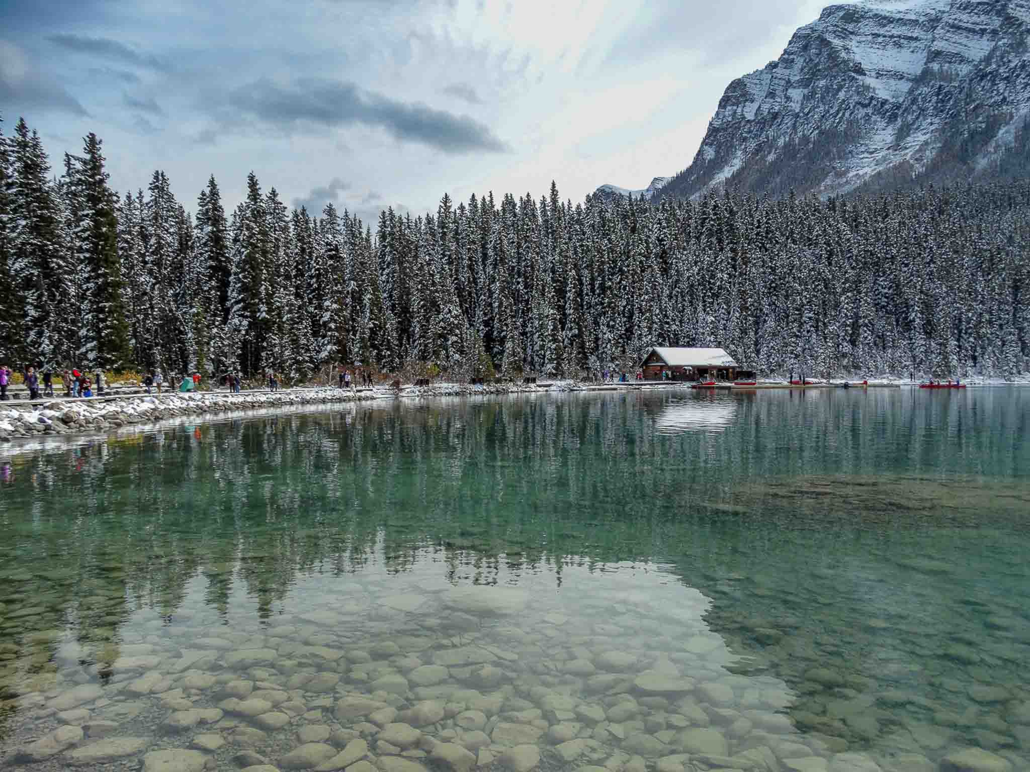 Reflets enneigés sur le lac Louise dans le parc national de Banff au Canada