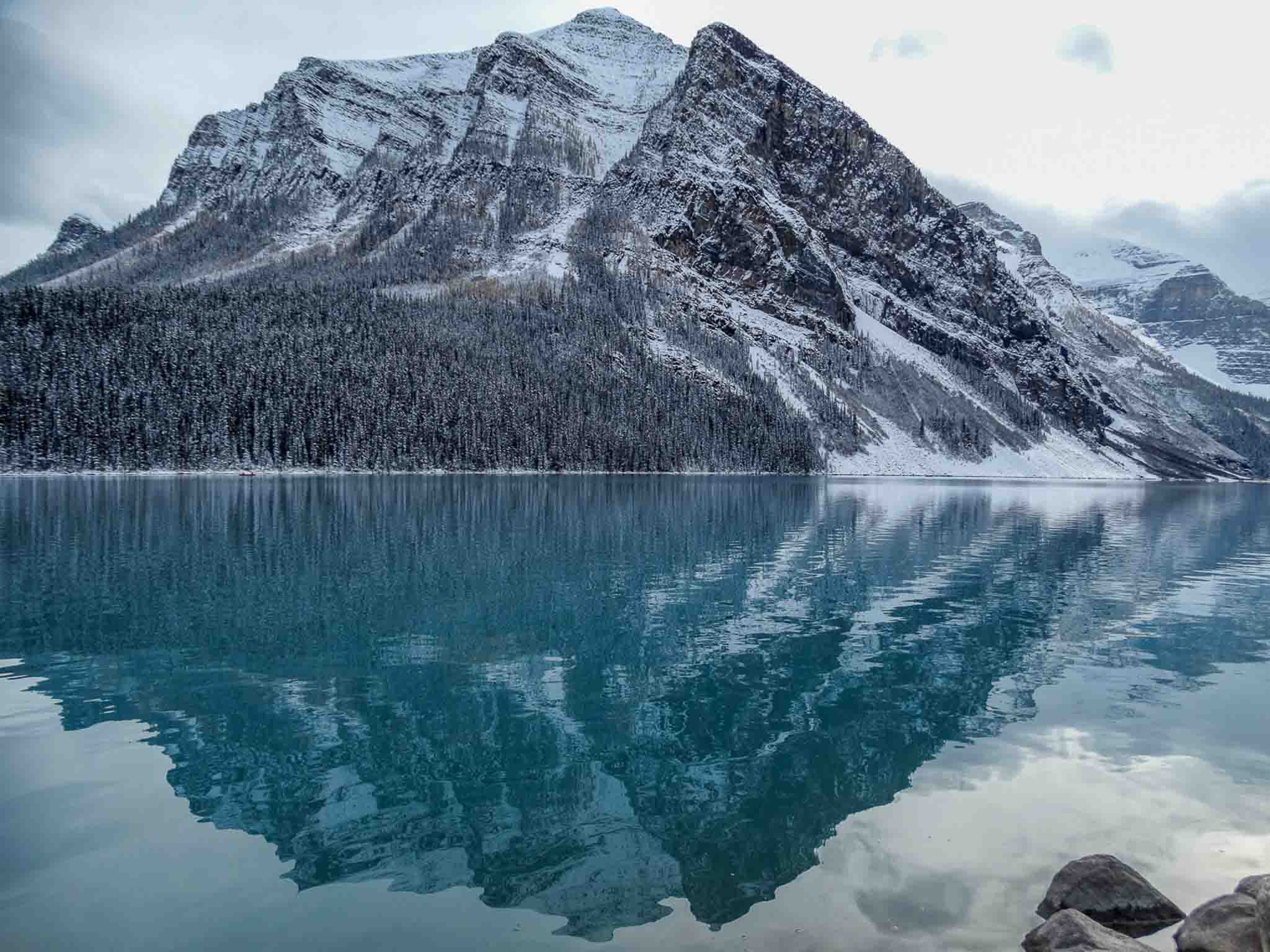 Reflets enneigés sur le lac Louise dans le parc national de Banff au Canada