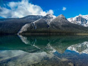 Reflets sur le lac Emerald dans le parc national du Yoho au Canada