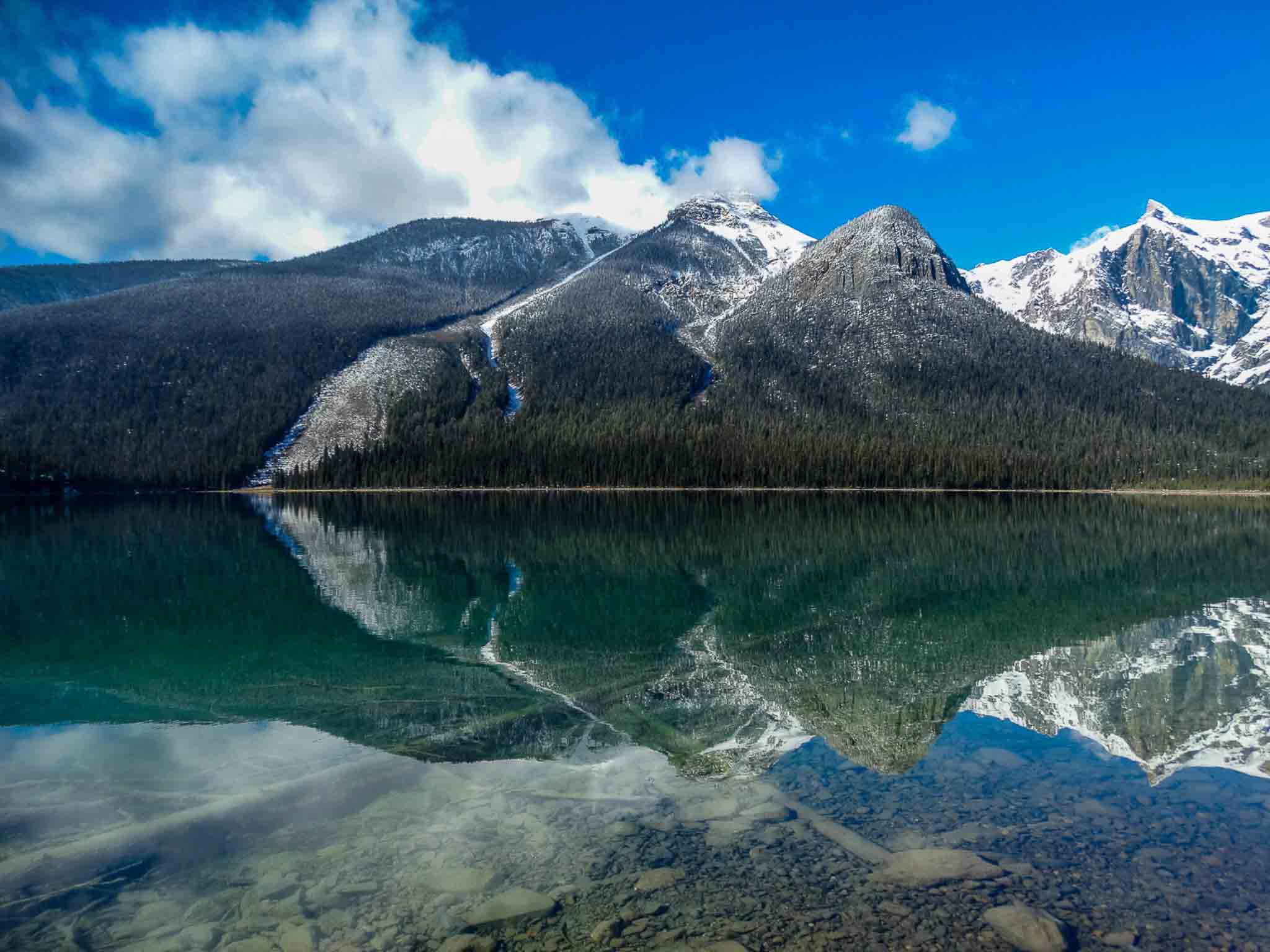 Reflets sur le lac Emerald dans le parc national du Yoho au Canada