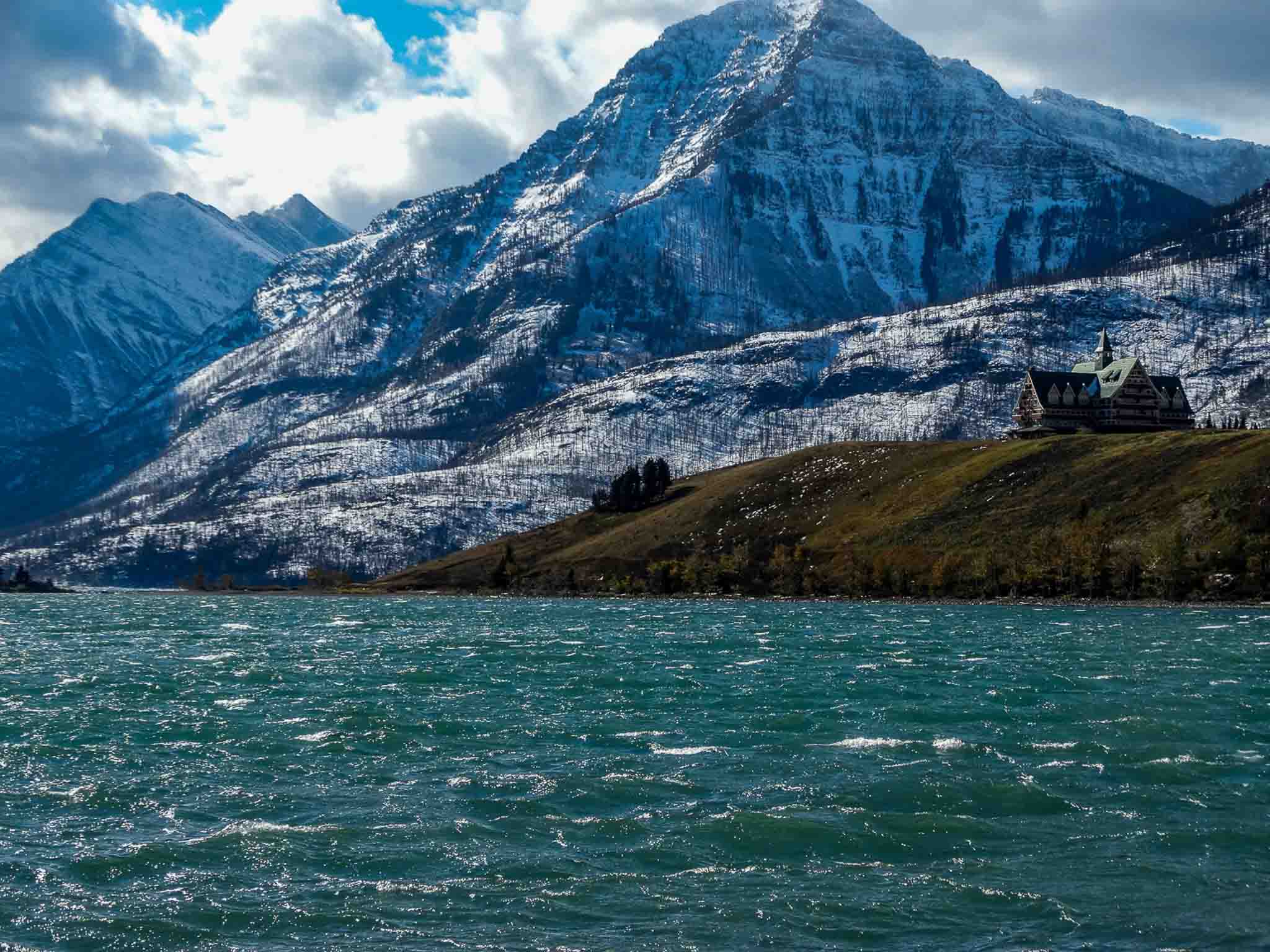 Lac Waterton et montagnes enneigés dans le parc national des lacs Waterton au Canada