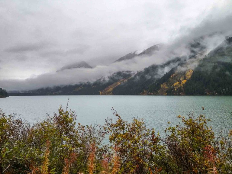 Couleurs d'automne sur le Seton lake Reservoir en Colombie Britannique au Canada
