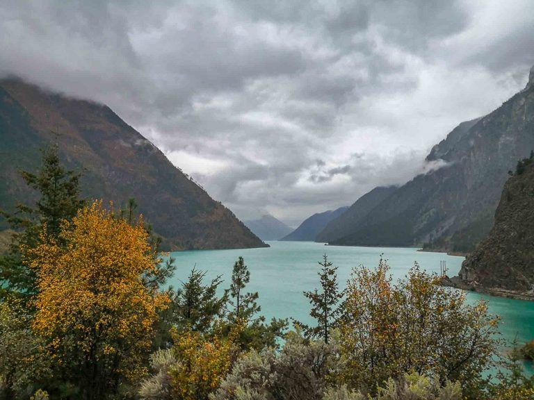 Couleurs d'automne sur le Seton lake Reservoir en Colombie Britannique au Canada