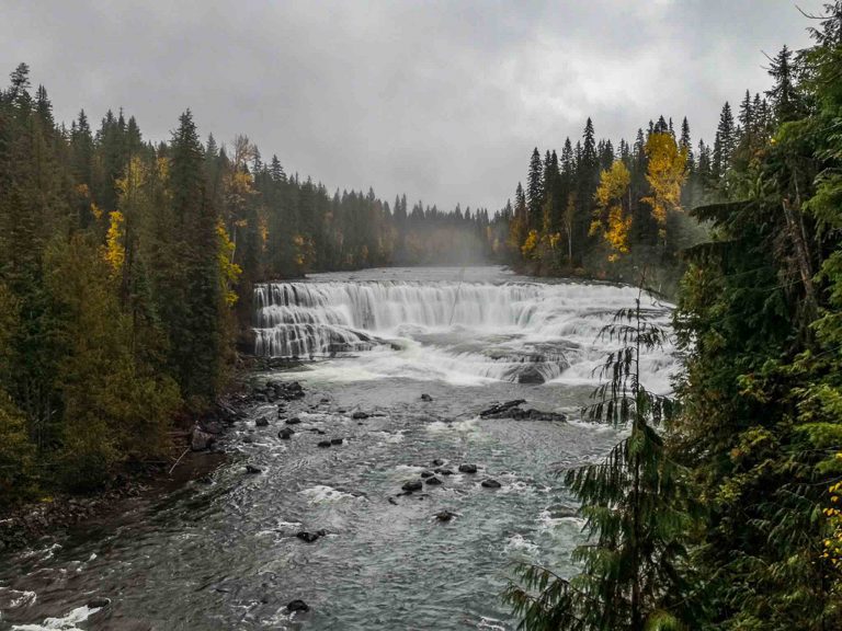 Dawson Falls aux couleurs d'automne. Cascade du parc du Wells Gray en Colombie Britannique, Canada