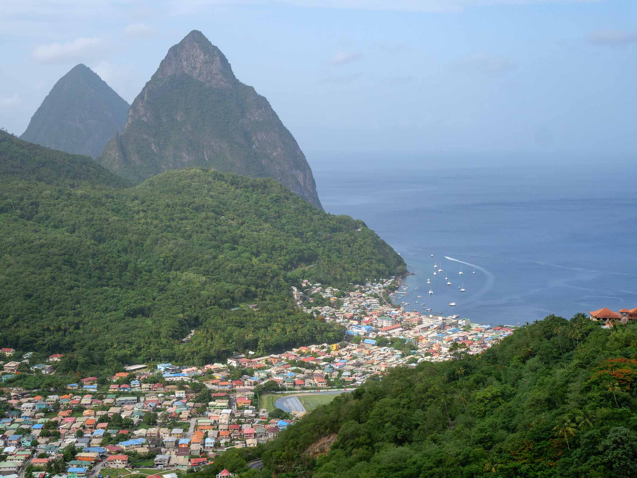 Vue panoramique sur Soufrière et ses célèbres pitons, Sainte-Lucie